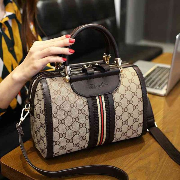 

2020 spring and summer new printed letter canvas women's handbag single shoulder cross slung figure 8 pillow bag