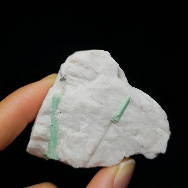 

decorative objects & figurines natural stones and minerals emerald specimens form malipo wenshan yunnan china a2-1
