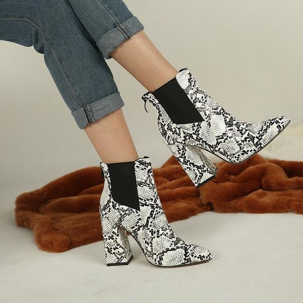 

boots straight and thick is the same as star. it's 42 yards long, Black