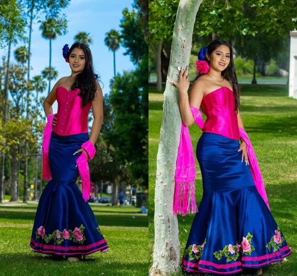 2022 Einzigartige Hot Pink Dark Navy Ballkleider Sweet 16 Mädchen im Meerjungfrau-Stil Meixcan Blumenapplikationen Trägerloses Quinceanera-Kleid Charro