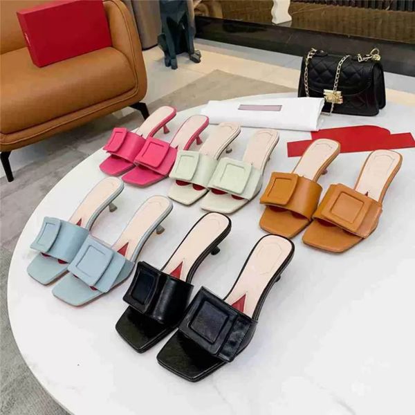 Designer-Damen-Sandalen, Marken-Hausschuhe mit quadratischen Knöpfen, echtes Leder, rutschfest, Flip-Flop, verschleißfest, flache Slides, mittlerer Absatz, Katzen-Heels, modische Sandalen, Größe 35–42, mit Box