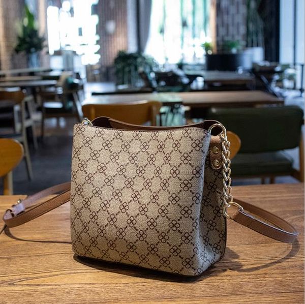 

2021 easy to take bucket bags temperament female print large capacity one-shoulder messenger bag