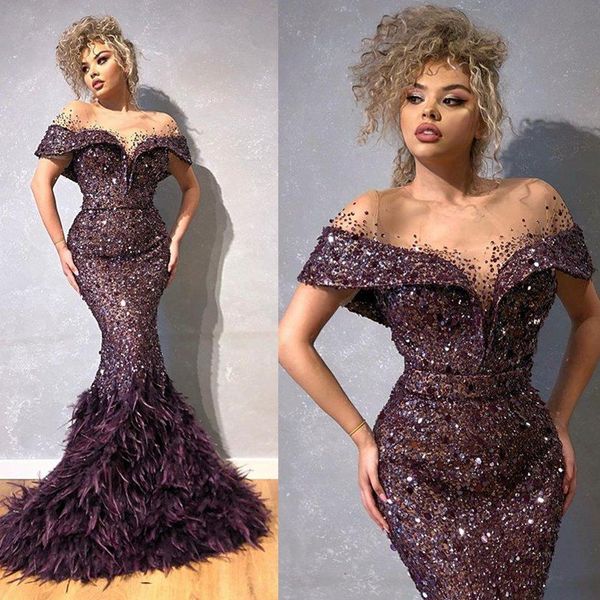 Glitzer lila Meerjungfrau Abendkleider bloße Juwelenhals Pailletten Feather Langes Abschlussballkleid mit kurzen Ärmeln Sweep Zug formelle Partykleid