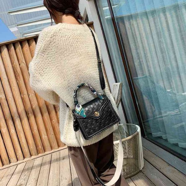 

2022 latest handbag factory store on single shoulder messenger korean solid color portable single shoulder diagonal small square