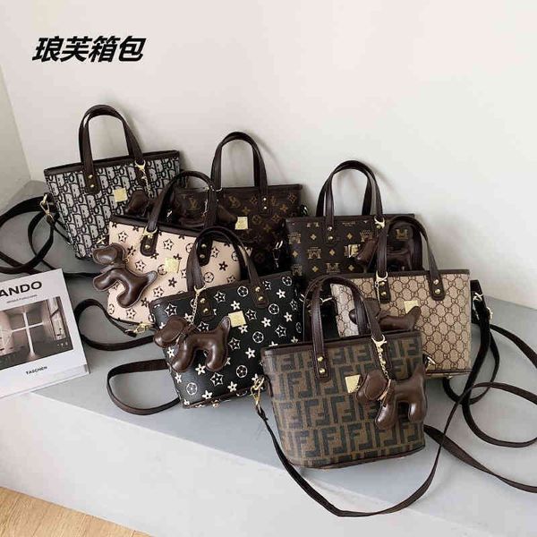 

2022 factory wholesale pony pendant hand same women's live broadcast messenger bag