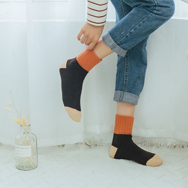 

oor winter thick warm wool screw stockings wool warm women's hosiery socks middle waist thickening screw female socks, Black;white