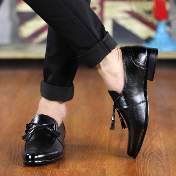 Scarpe eleganti da uomo di alta qualità Mocassini alla moda Designer di lusso Scarpe da ginnastica piatte sportive da uomo in pelle nera marrone rossa