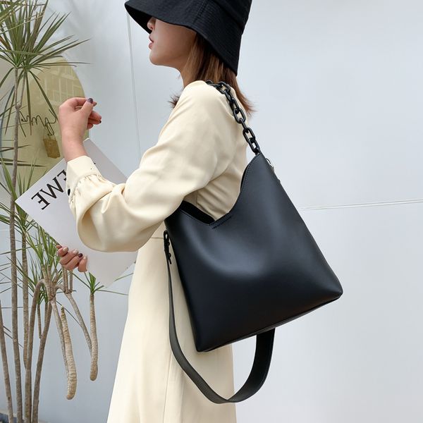 

female 2021 korean version new single shoulder messenger handbag fashion simple large capacity thick chain bucket bag