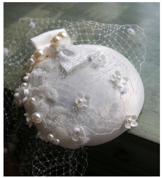 Kopfschmuck 2021 Ankunft Französisch Net Elfenbein Hut Satin Material mit Clip Kristall Perlen Handgemachte Blume Hochzeit Chapeau Mariage Femme