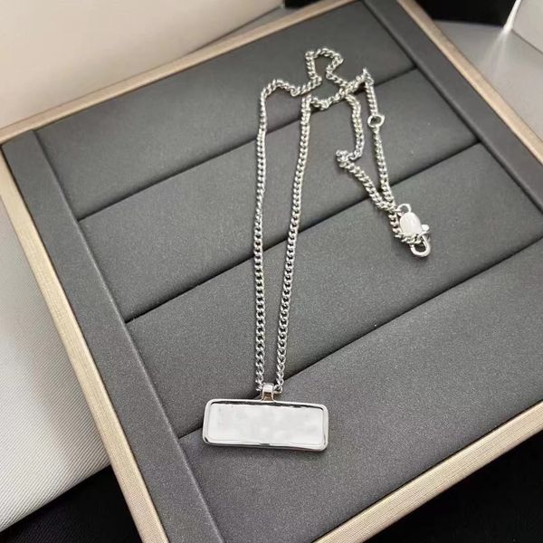 

luxury designer necklace display chain women men square hangtag silver white black rectangular pendant letter fashion jewelry mens necklaces