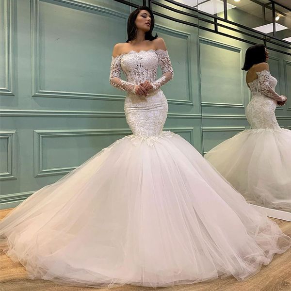 Abiti da sposa della sirena del merletto di classe fuori dal collo delle spalle Abiti da sposa con le maniche lunghe perline Tulle Sweep Train Vestido De Novia