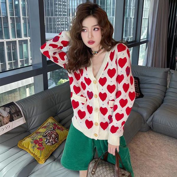 Fashion Brand Designer Women Love Heart Pattern Cardigan Maglione Cappotto Lettere causali coreane Ricamo Stampa Manica lunga lavorata a maglia Cappotti a vento dolce