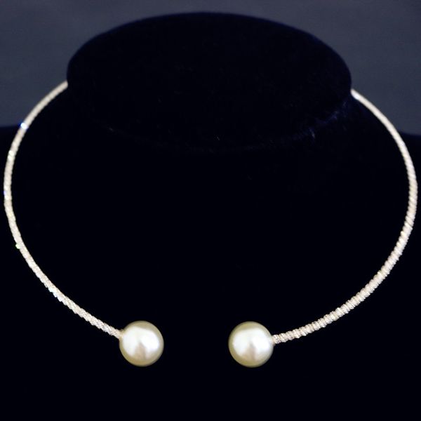 

this pearl necklace is made of austrian diamond, Silver