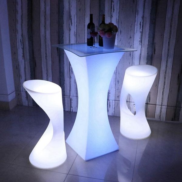 Vendita di mobili da campo Sedia da bar in stile Boreal Europe Sgabello alto KTV Tavolo luminoso in plastica per esterni