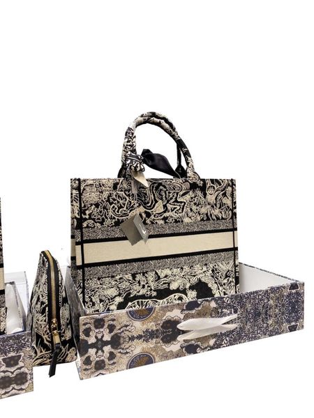 

luxury designer shopping bag handbag presbyopia color pattern high-end brand