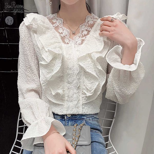 Frühling Mode Frauen Vintage Baumwolle Leinen Bluse Rüschen V-ausschnitt Spitze Hemd Solide Süße Flare Hülse Koreanische Frau Hemd 210527
