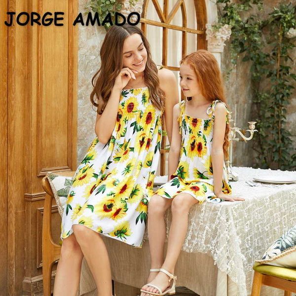

summer family matching clothes 3-pcs sets sun flower sling dress mom and daughter e50 210610, Blue