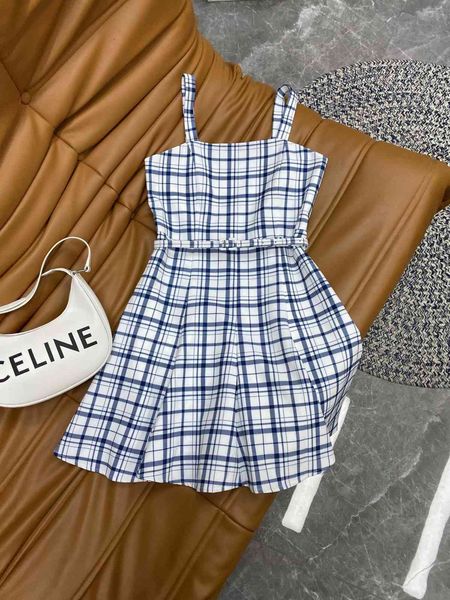 

dress d's french plaid in early autumn of 21 reduces age and appears thin. wrap chest suspender vest skirt with belt, White;black