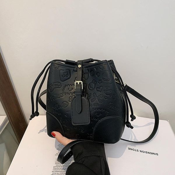 

evening bags textured ladies leather messenger bag 2021 design trendy fashion one-shoulder bucket wild