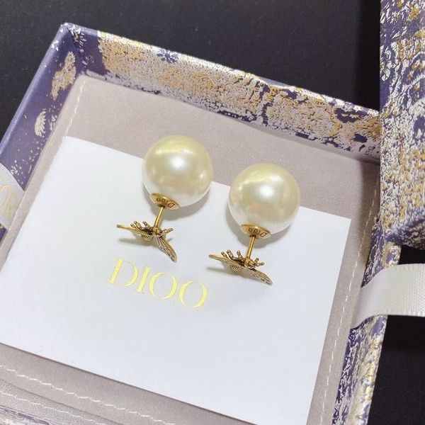 

aaa designer jewelry home 21 years new simple and versatile bee pearl earrings high version brass material 925 silver needle, Golden;silver