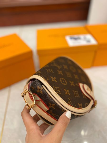 

luxury designer bag one shoulder and cross slung pearl chain design