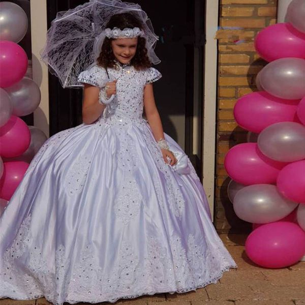 Oldukça Beyaz Saten Küçük Girs Elbiseler Düğün için Yüksek Yaka Kısa Kollu Vaftiz Abiye Yürüyor Bebek Kutsal Communion Elbise