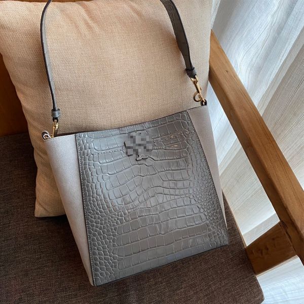 

designer handbag 2021 new bucket bag high end luxury messenger straw bag
