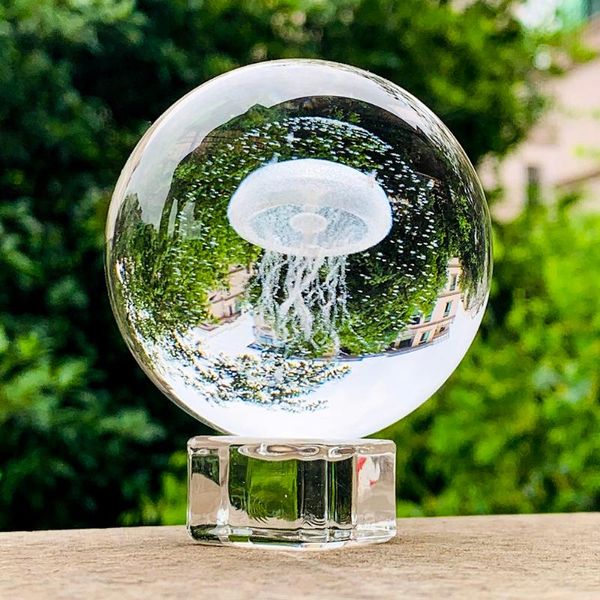 Novidade Itens 60mm 3D Jellyfish Cristal Bola Laser Gravado Miniatura Esfera Globo Globo Display Stand Home Decoração Acessórios Presentes Cra