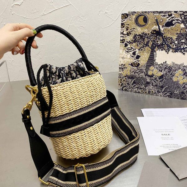 

2021 spring and summer series fashion woven messenger bag handbag retro style