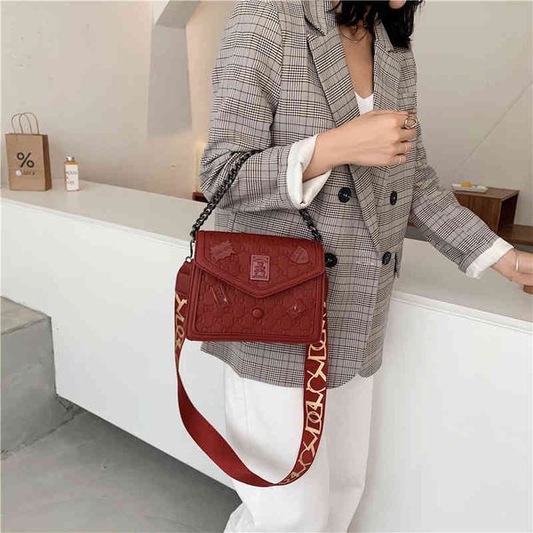 

2022 latest handbag factory store women's bear trend chain small square texture single shoulder 4a5l, Black;red