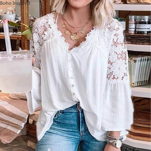 Inspirado Branco Crochet Lace Botão Top Longo Flare Sleeve Blusa Mulheres V-Neck Hollow Out CorSet Top Blusa Vintage Top 210412