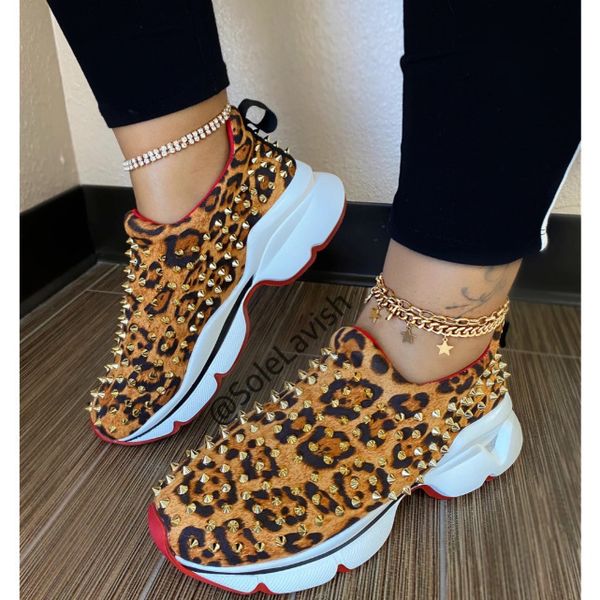 

2020 new rivet casual shoes large 35-42 flat soled and thick women's sports
