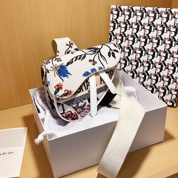 

luxury handbags 2021 new button single shoulder messenger women's catwalk camouflage embroidered canvas saddle bag 28ps
