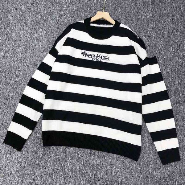

70% off 2021 early autumn star same new black and white stripe hole medium long loose women's blouse sweater, White;black