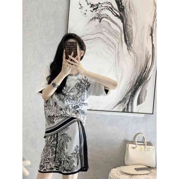 

2022 factory wholesale new model summer leisure sports suit women's short sleeved shorts printed loose two-piece set, White