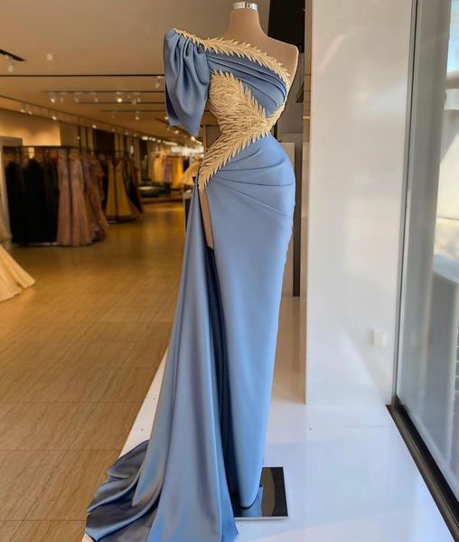 Robe De Soiree One-Shoulder-Abschlussballkleid Hellblau Langarm Meerjungfrau Side Split Formelles Dubai Naher Osten Abendpartykleid 2021 Promi-Kleid