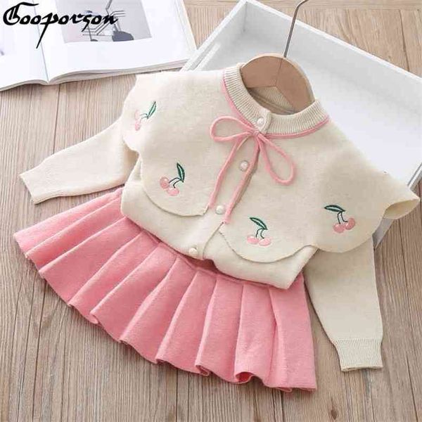 Autunno Abbigliamento per bambini Cherry Ricamo Maglione lavorato a maglia Cardigan TopGonna a pieghe Cute Baby Girls Outfit Winter Toddler Abbigliamento Set 210715