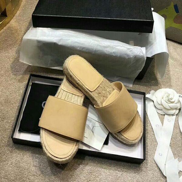 

Top Series Straw Slippers Women Luxurys Designers Shoes Summer Slipperseries Custom Pearl Rhinestone Buckle Flap The Sandal Flat Heel Slipper Size US 4-10, Khaki
