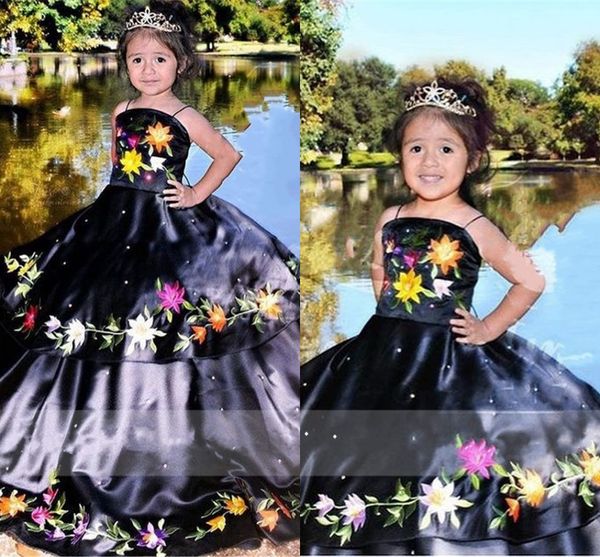 2022 Gothic Schwarz bestickte Pageant Quinceanera Kleider Kleinkind trägerloses Satin Blumenmädchenkleid für mexikanische Hochzeit