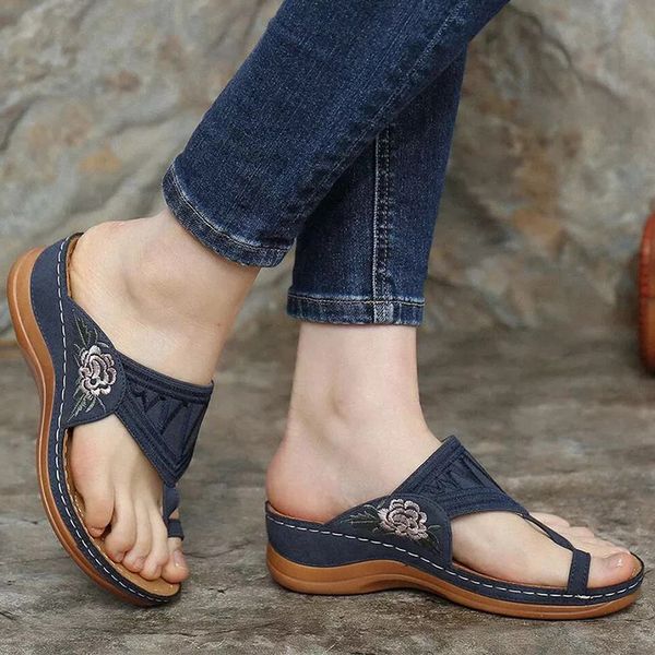 

women slippers 2021 new clip toe beach slippers retro flower embroidery flip flops casual wedges shoes summer ladies shoes, Black