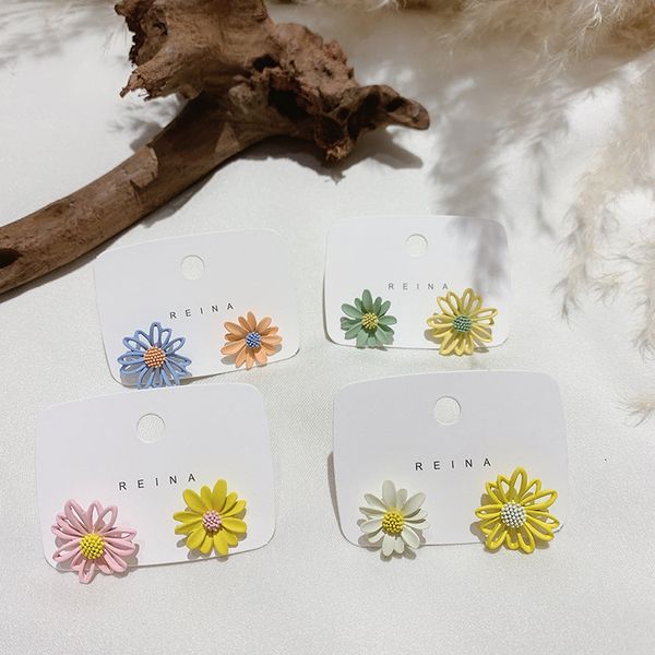 

925 silver needle fashion east gate asymmetric small daisy earrings, Golden