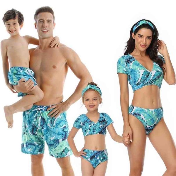 

family matching swimwear blue print swimsuit mother daughter bikini beachwear swimming trunks men kids bathing suit 210521