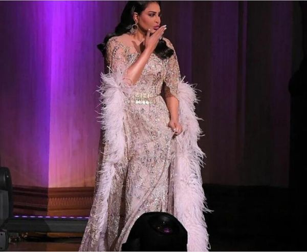 Abendkleid Damenbekleidung Balqeesfathi Nawalelzoghbi Kylie Jenner Feder Langarm Zuhair Murad Yousef Aljasmi Silberkristall Myriam Fares Kim Kardashian