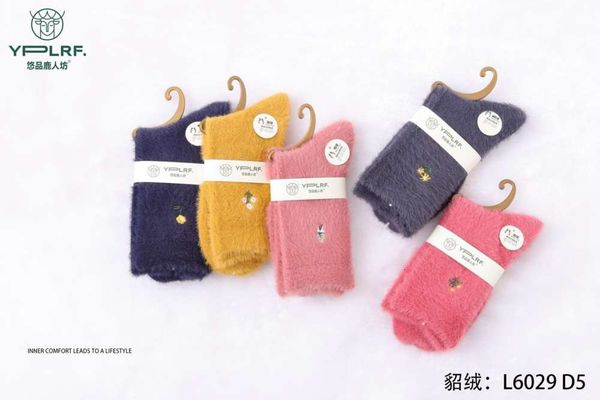 

coral velvet long pierce through plush winter, Black;white