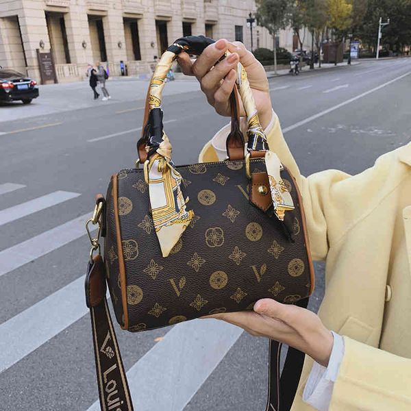 

2022 factory wholesale new bag female winter foreign style fashion portable large capacity old flower pillow bag boston single shoulder mess