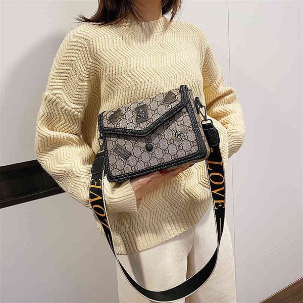 

2022 factory wholesale single shoulder diagonal female fashion popular korean personalized badge broadband small square bag