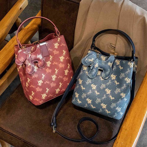 

handbag portable bags are popular this year. women's 2021 autumn fashion messenger versatile. foreign style one shoulder bucket, Black;red