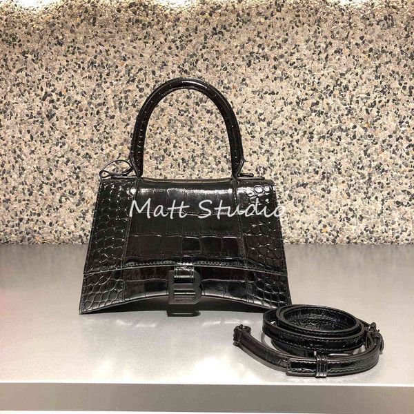 

mattstudio 19 hourglass bag grey embossing