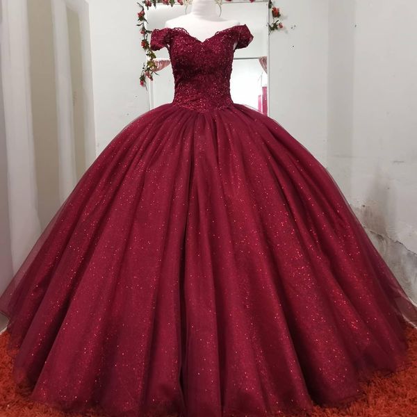 Lindo princesa vermelho escuro borgonha vestido de baile quinceanera vestido fora do ombro laço applique miçangas lantejoulas comprimento de piso tule doce 15 16 desfiladeiros vestido