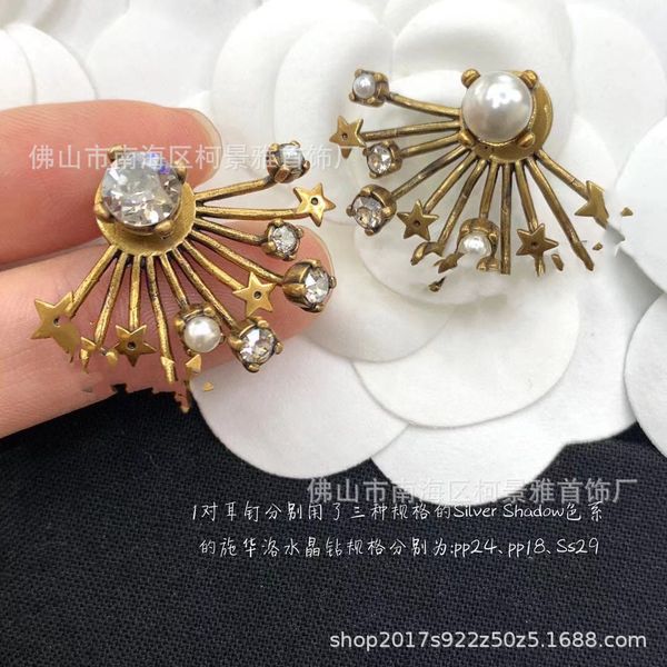 

letter cd pearl diamond star earrings d home old technology is not easy to oxidize, color retention for a long time, asymmetric, Golden
